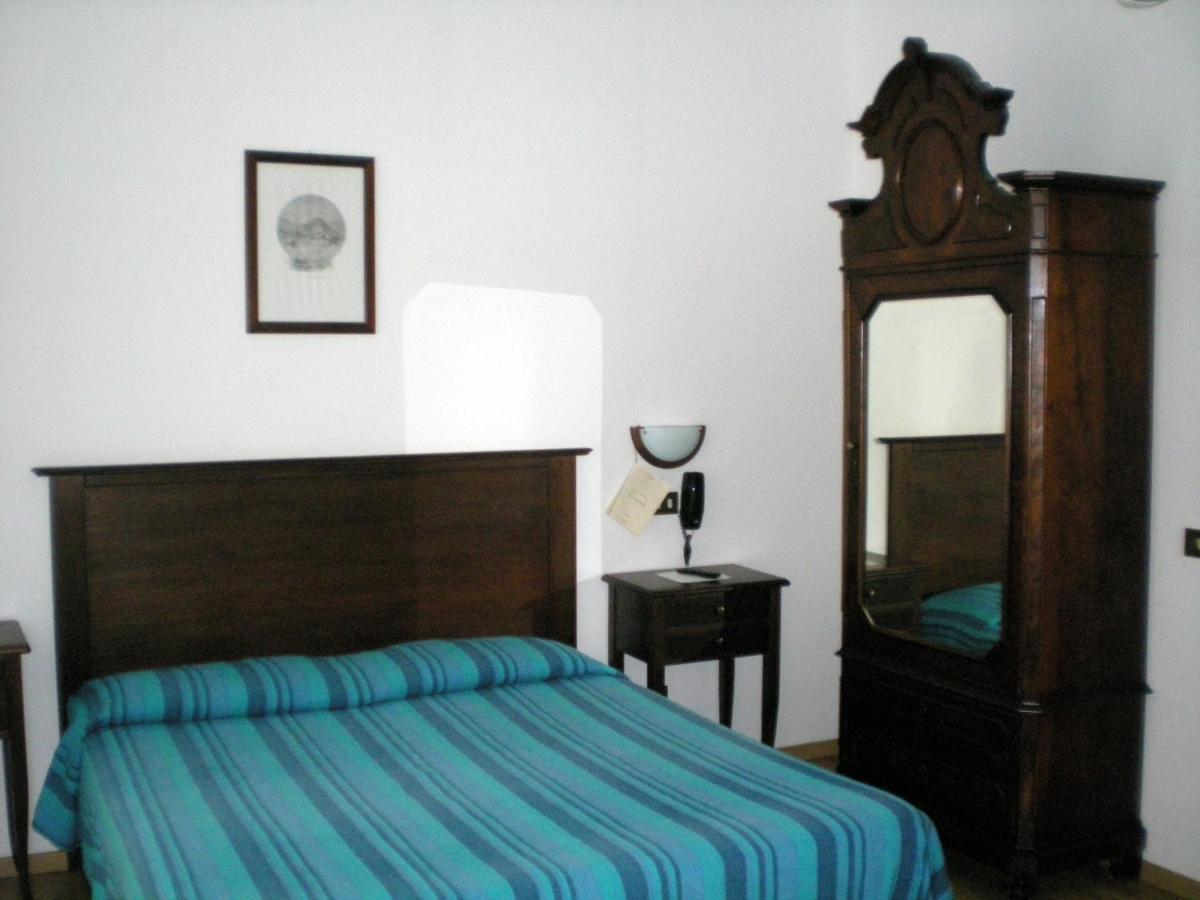 Hotel La Locanda ستريزا الغرفة الصورة